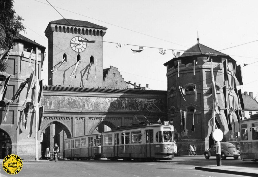 Der M4-Tw 898 + m4-Bw 1721 kommt durchs Isartor auswärts auf den Isartorplatz am 14.6.1958, das Tor ist geschmückt für die  800-Jahrfeier der Münchner Stadtgründung.
