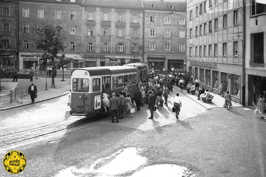 Der l-Bw 1530 am 26.06.1961 auf der Linie 22 in der Hauptverkehrszeit in der Schleife an der Hofmannstraße
