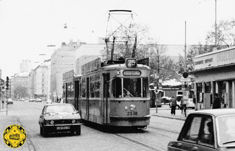 Der M3-Tw 2338 + m3-Bw 3377 kommen im Januar 1979 von der Barerstraße kommend am Elisabethplatz auswärts vorbei.