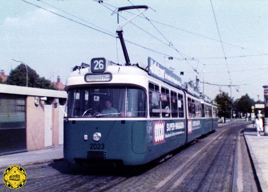 Der Tw 2023 + Bw auf der Linie 26 von der Hofmannstraße kommend am Ratzingerplatz im Januar 1982.
