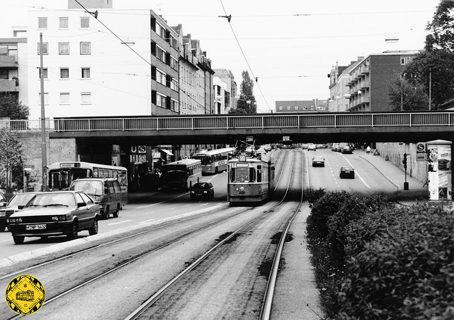 Nachkriegsverkehr bei der inzwischen neu gebauten Unterführung an der Albert-Roßhaupter-Straße. 1972 kam hier noch ein S-Bahnhof dazu.