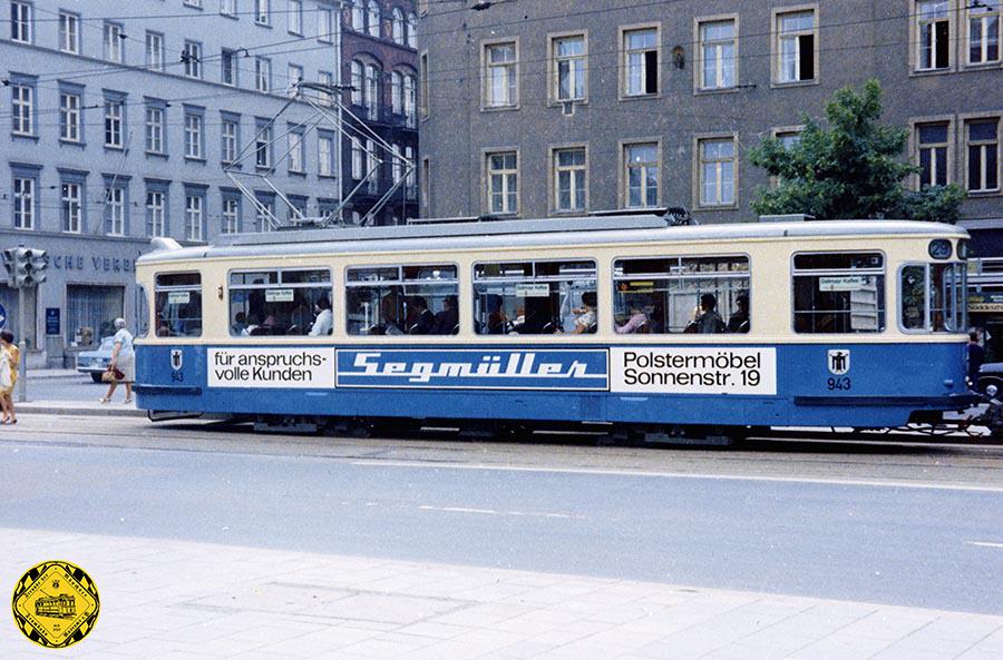 Der Tw 943 + Bw am 23.6.1967 auf der Linie 29 am Isartorplatz auswärts.