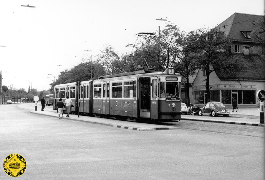 Der Tatzelwurm P1-Tw 101 an der Haltestelle Kölner Platz einwärts am  10.Mai 1962. Die Schleife ist schon seit dem September 1959 verschwunden.