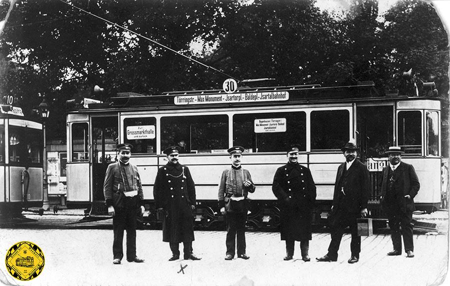 Auf der Linie 30 wartet im Jahr 1910 der B-Tw 421 am Isartalbahnhof für den Fotografen.