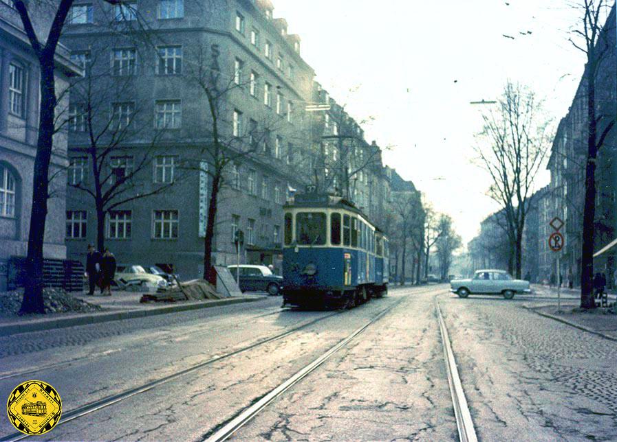 D-Triebwagen 454 auf der Linie 37 am 11.11.1961 in der Tengstraße kurz vor dem Hohenzollernplatz.