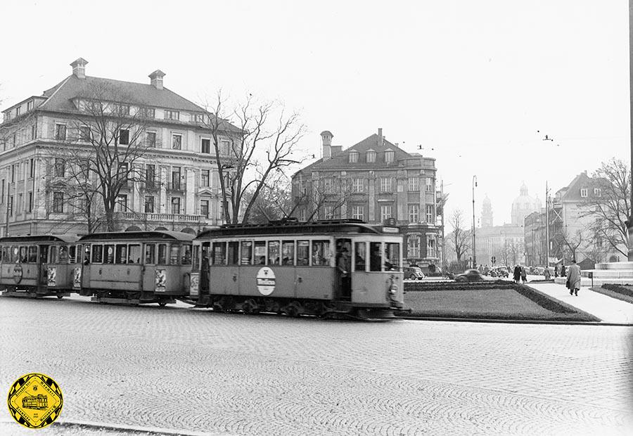 Die Linie 8 hatte ihren Halt am Karolinenplatz vom 06.12.1935 mit einer Kriegsunterbrechung vom 29.04.1945 bis 06.07.1945 bis zu ihrer Einstellung am 22.11.1975.