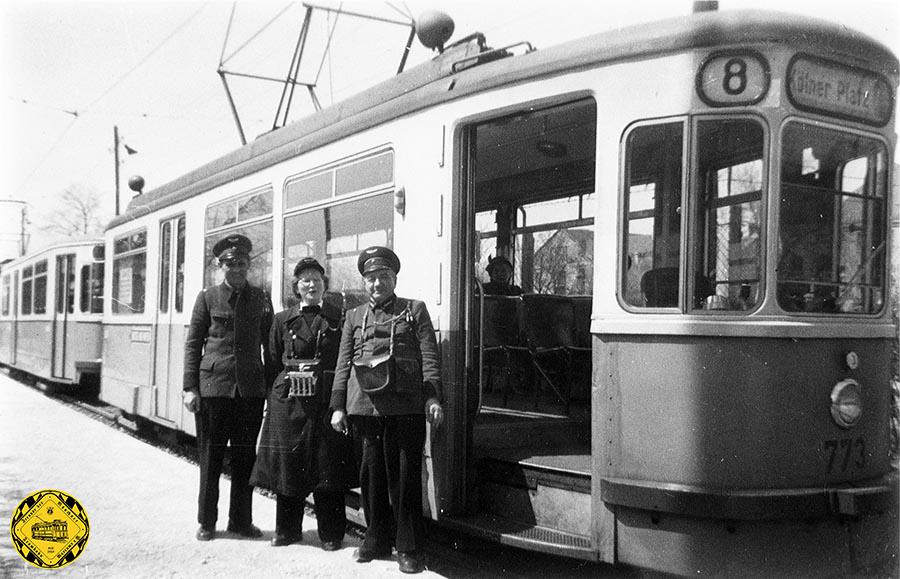Im Jahr 1954 steht auf der Linie 8 der M2-Tw 773 mit Personal an der Endhaltestelle Kölner Platz.