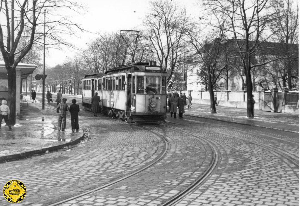 Betrieb am Parzivalplatz bei der Einmündung in die Leopoldstraße. Zuletzt fuhr die die Linie 6 und wurde am Tag der Inbetriebnahme der Linie U6 am 19.10.1971 eingestellt und die Gleise durch die Pazivalstrasse verrosteten.