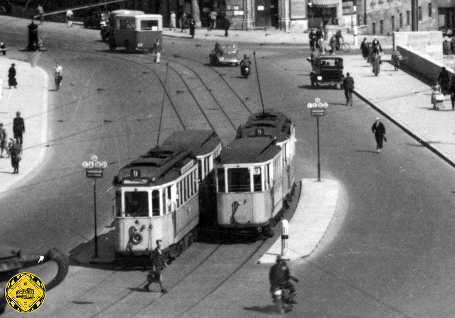 Zwei Wagen der Linie 9 begegnen sich auf der Ludwigsbrücke 1936, der eine kommt vom Isartorplatz, der andere fährt gerade dort hin