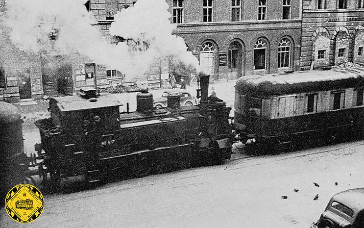 Die Lok war eine Baureihe 98 517, eine Baureihe 98/hoch5,  eine waschechte Münchnerin aus der Lokomotiv-Schmiede von Krauss-Maffei, eine Bayerische PtL 3/4 der Gattung D XI.  Sie wurde am 21. Dezember zum Schwabinger Güterbahnhof gefahren und von dort auf die Leopoldstraße umgesetzt: