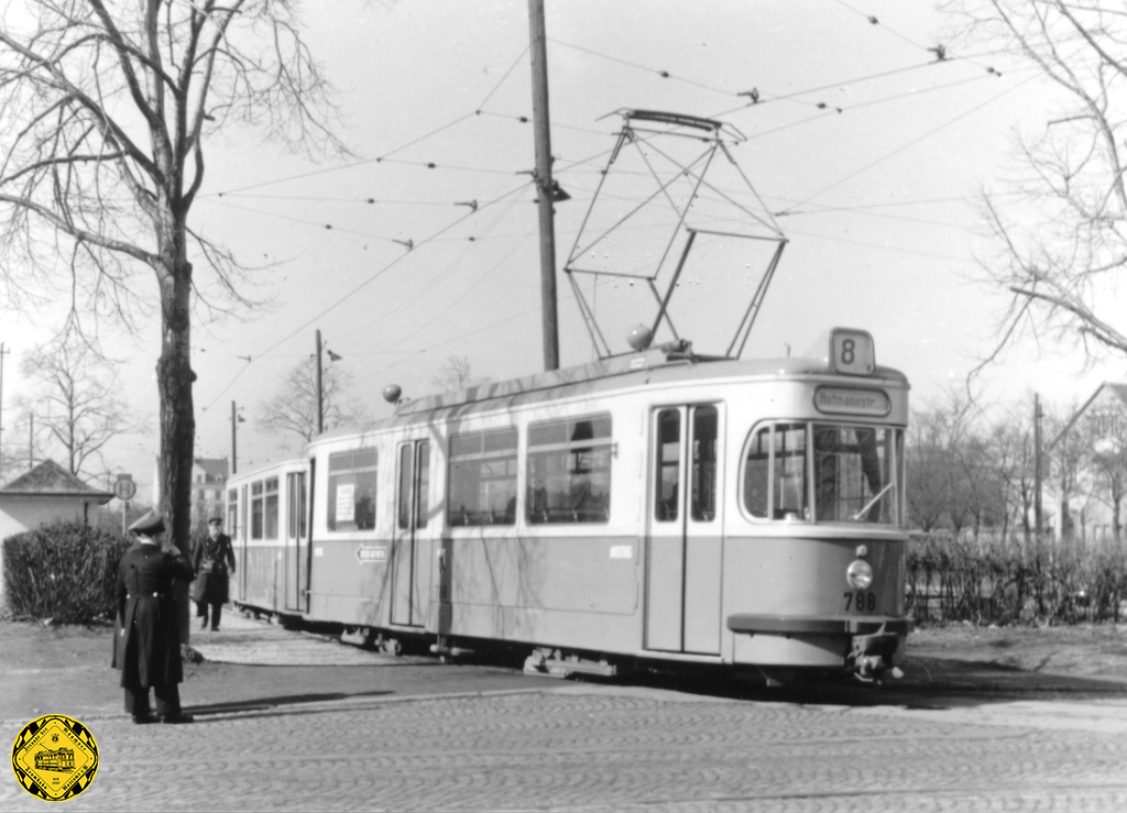 Der neue M3-Tw 788, Baujahr 1954, auf der Linie 8 mit Personal an der Endhaltestelle Kölner Platz im Jahr 1954