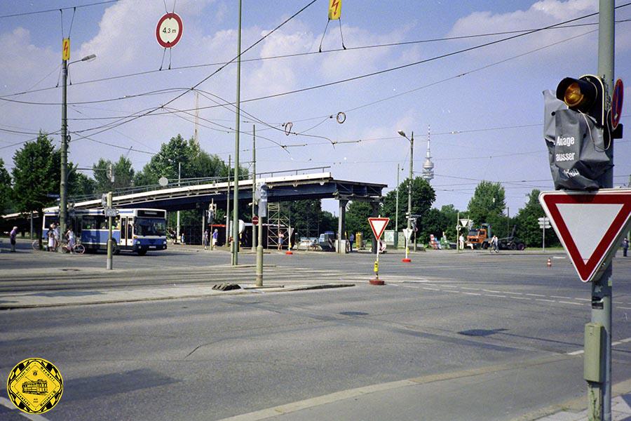 Die folgende Bilderserie der Brücke entstand am 16.Mai 1991, also kurz vor dem ersatzlosen Abriss der Brücke. Zu sehen ist daher auch noch das alte Stationshaus am Leonrodplatz.