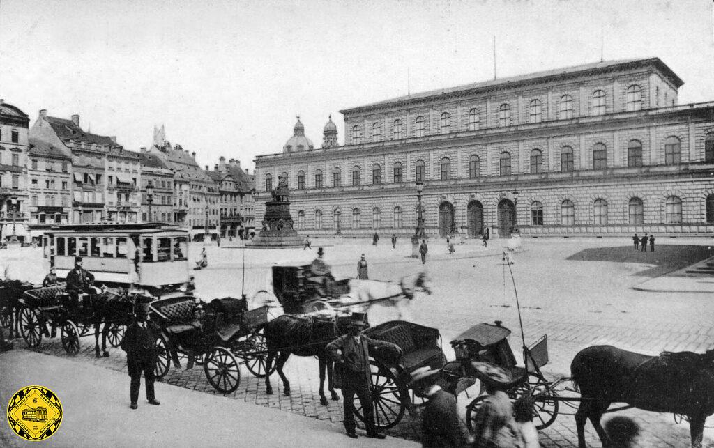 Die Trambahngeschichte erreichte die Hauptpost am Max-Joseph-Platz erst am 27.07.1897 mit der Verbindung der damaligen Pferdebahnlinien vom Promenadeplatz und Hoftheater. Das Königshaus hatte sich sehr lange gegen durchführende Trambahnstrecken im Innenstadtbereich ausgesprochen.