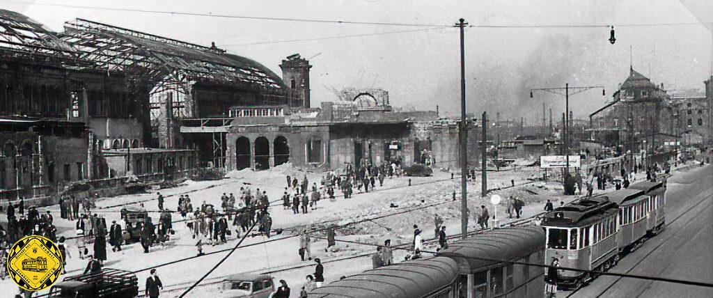 1893 eröffneten die Königlich Bayerischen Staatseisenbahnen den Starnberger Flügelbahnhof an Stelle des alten Ostbahnhofs. Er erhielt sechs Gleise und nur ein provisorisches Holzgebäude. 1914 begannen die Bauarbeiten für den neuen Starnberger Bahnhof, durch den Ersten Weltkrieg wurden sie jedoch verzögert. Der Starnberger Bahnhof wurde erst am  30. April 1921 zeitgleich mit dem Holzkirchner Bahnhof als Erweiterung des Hauptbahnhofs in Betrieb genommen.