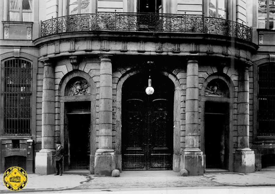 Das Törring-Palais am Max-Joseph-Platz wurde schon 1849 zur Hauptpost umgebaut worden und nun plante man 1906 den Trambahnanschluss in den sehr kleinen und engen Innenhof.