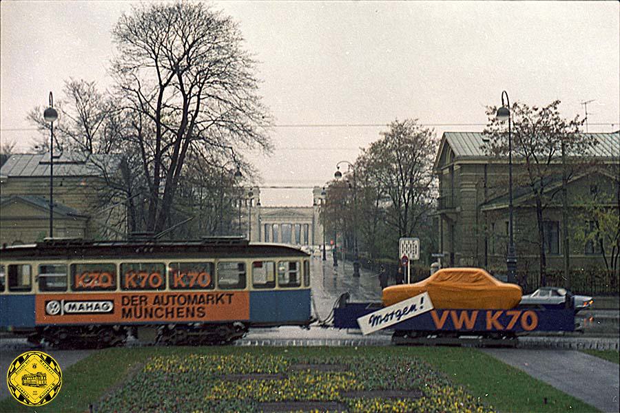Seltene Werbeaktion im September 1970 für den VW K70, der übrigens fürchterlich floppte: auf einem Transportwagen wurde ein abgedecktes Modell zu Werbezwecken durch die Stadt gezogen und kam auch hier am Karolinenplatz vorbei.