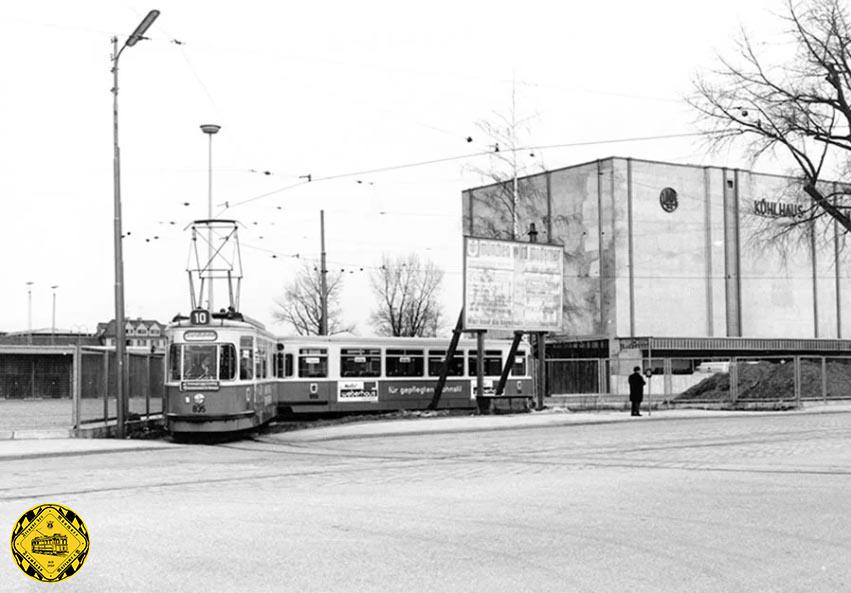 Der M3-Tw 835 + m3-Bw 1656 auf der Linie 10 in der Wendeschleife am Isartalbahnhof im März 1967.