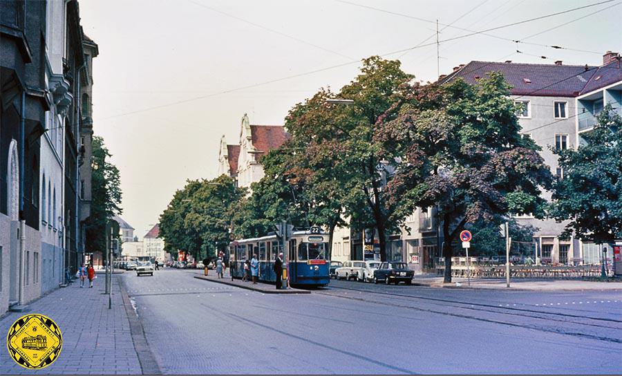 Am 16. September 1969 steht der zum Nikolaiplatz fahrende M/m-Zug 840/1654 der Linie 22 am Hohenzollernplatz.