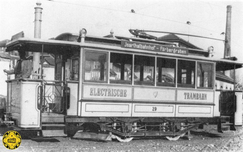 1897/1897 beschaffte die Münchner Trambahn erstmals drei eigentlich hochmoderne Batterie-Hybrid-Triebwagen bei der Breslauer Waggon Fabrik, wie sie heute für den Betrieb durch den Englischen Garten wieder geplant sind. Schon damals gab es Bedenken der Obrigkeit gegen Oberleitungen an besonders wichtigen Plätzen, hier besonders in der Nähe der Residenz am Odeonsplatz.