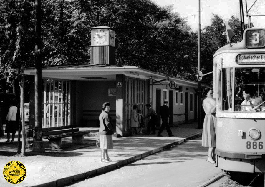 Betrieb am Parzivalplatz bei der Einmündung in die Leopoldstraße. Zuletzt fuhr die die Linie 6 und wurde am Tag der Inbetriebnahme der Linie U6 am 19.10.1971 eingestellt und die Gleise durch die Pazivalstrasse verrosteten.