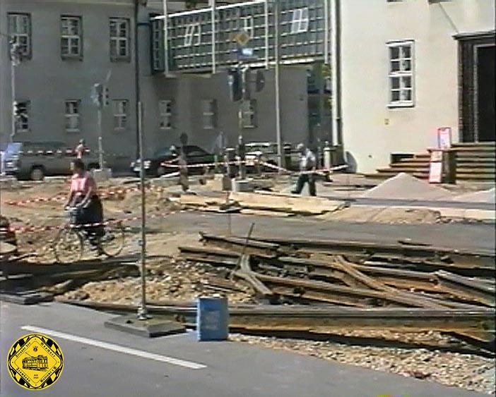 Im Jahr 1995 wird auch im Rahmen der Verlegung der neuen Gleise in der Arnulfstraße  die Weichenanlage an der Kreuzung mit der Wredestraße entfernt. Unser Kameramann Klaus Werner ist ein scharfer Beobachter und hat alles in Videos festgehalten. 
