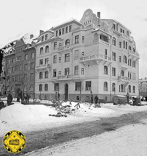 Seltenes Bild der Baustelle an der Ecke Tengstraße und Hohenzollernstraße am 23.11.1910. Die Bauarbeiten fanden vom 21.9.1910 bis 24.12.1910 statt. 
Unser engagierter Trambahn.de-Leser Richard Wagenführer hat uns dieses Foto vom 7.1.2021 zukommen lassen, als gerade etwas Schnee lag.