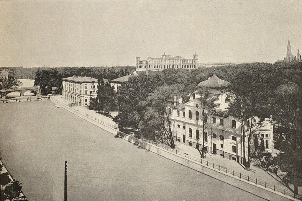 Dieses Bild wurde 1888 vom Aussichtsturm der Gewerbeausstellung Richtung nord-osten gemacht. Es zeigt rechts das Restaurationsgebäude von vorne und im Hintergrund die Maximiliansbrücke. 
