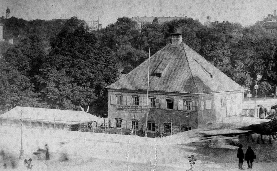 Die Gaststätte "Roter Turm" kurz vor ihrem Abris 1887. Sie war ein Überbleibsel des ehemaligen Stadttors an dieser Stelle.