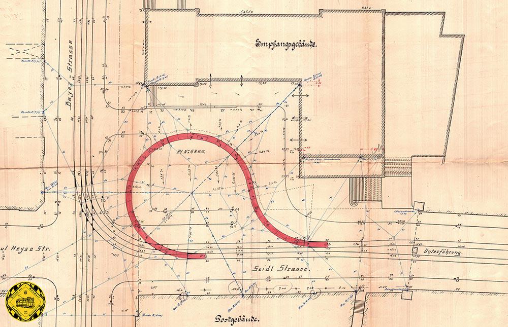 Die Planungen von 1915 sahen vor dem Bahnhof eine eigene Schleife für die Trambahnwagen vor. Diese Planung wurde nie umgesetzt, da die Höhenverhältnisse in diesem Bereich, also die Rampen-Neigung dieser Südrampe der Paul-Heyse-Straße einen sicheren Betrieb nicht erwarten ließen. 