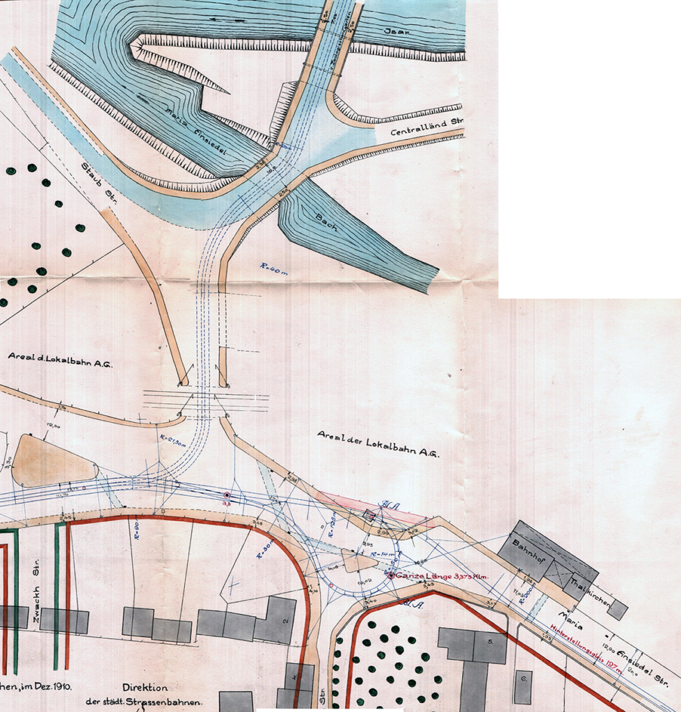 Die Karte nochmal auf den Kopf gestellt, - damals nahm es noch nicht so genau mit "Norden ist oben": Schleife am Bahnhof Thalkirchen der Isartalbahn und Abzweig über die Thalkircher brücke vom Dezember 1910.