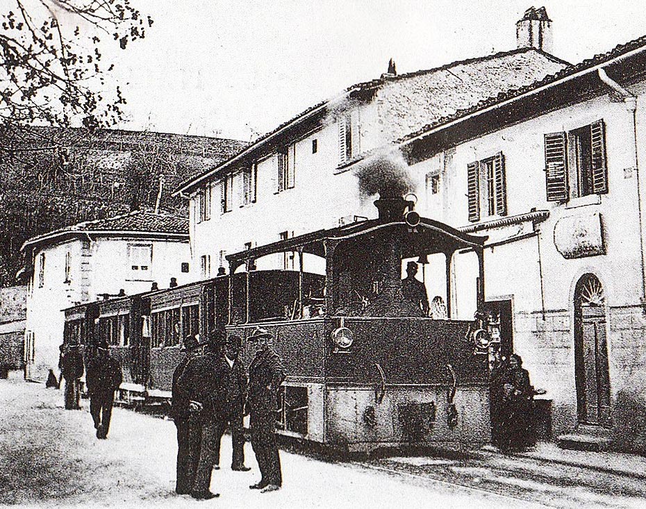 Die Chianti-Straßenbahn, die wichtigste in Bezug auf Länge, Güter- und Personenverkehr  startete an der Porta Romana in Florenz und erreichte Greve auf einer insgesamt 32,4 km langen Normalspur-Strecke. 