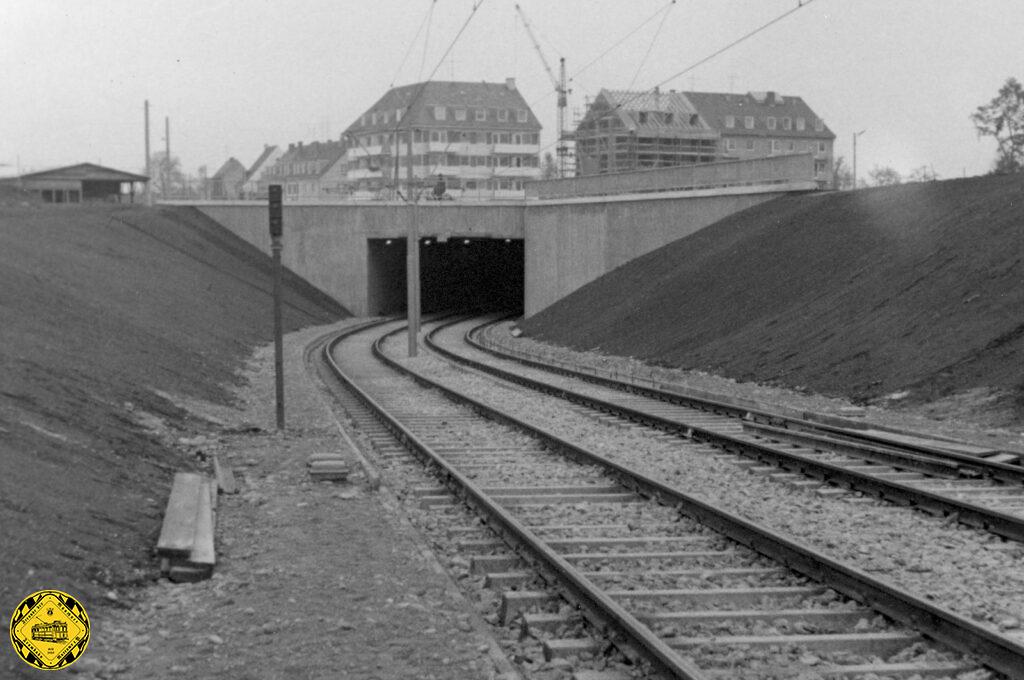 Diese Strecke mit dem markanten Tunnel wurde vom 31.Oktober 1964 bis zum 01.Juni.1991 betrieben. Dann wurde sie durch die Linie U3 ersetzt, die fast den gleichen Verlauf hat. Der Tunnel wurde allerdings nie richtig stillgelegt, da es schon immer Pläne  für eine Westtangente gab und man sich die Option nicht verbauen wollte, den Tunnel eventuell und teilweise zu nutzen. 