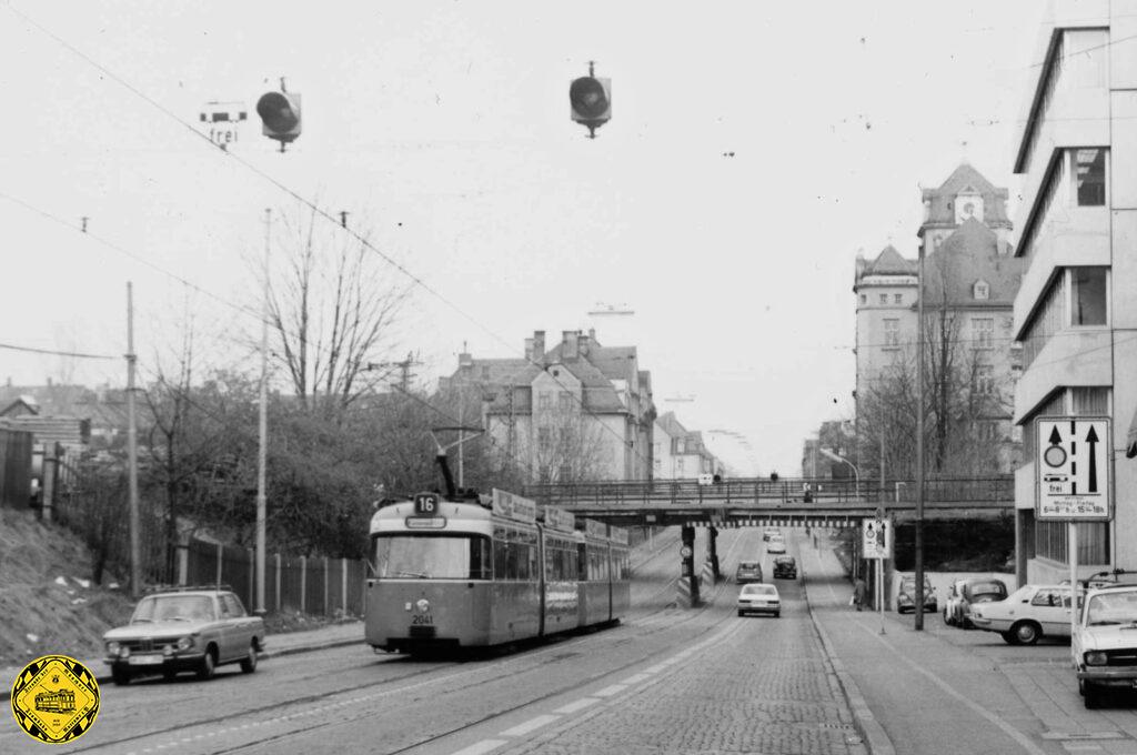 Mit der Einstellung des Betriebs auf der Strecke durch die Boschetsriederstraße am 01.06.1991 gab es auch keine Trambahn mehr hier, die durch diese Unterführung fuhr.