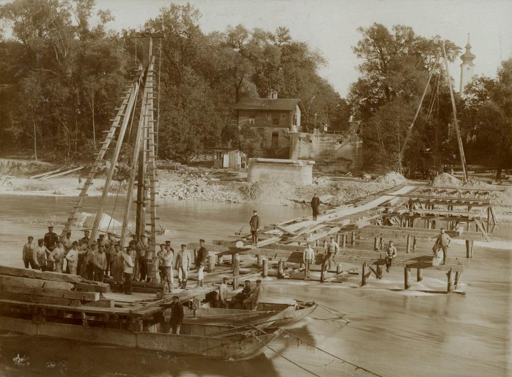 Einen Monat nach dem Hochwasser bauten am 17.10.1899 Pioniere eine Notbrücke für die zerstörte Max-Joseph-Brücke auf. 