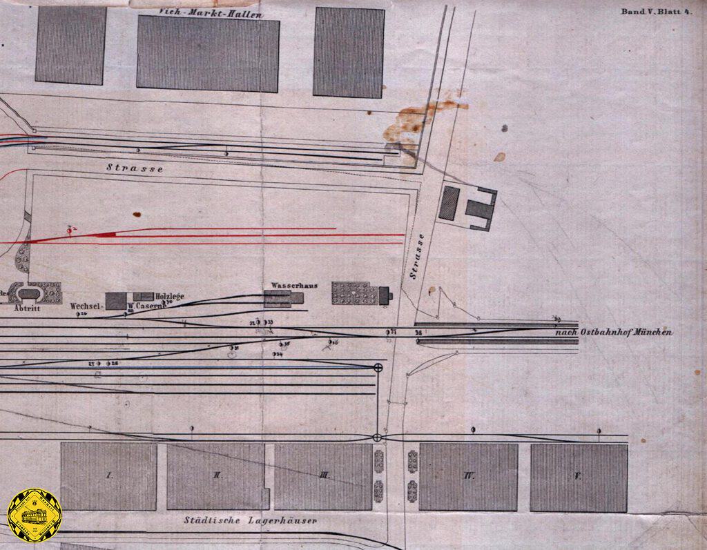 Weiter lagen östlich zur Isar hin und am Dreimühlenbach, wie der Name schon verrät, einige Mühlen und Flußländen mit holzverarbeitenden Betrieben. Die Thalkirchnerstraße hatte hier seit 1870 einen Bahnübergang über die damals erst zweigleisige Bahnstrecke vom Hauptbahnhof zum Ostbahnhof und nach Salzburg, im Plan unterhalb des Kaffee-Flecks. 