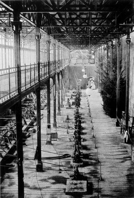 Die Halle für die Stromerzeugung mittels Dynamomaschinen auf dieser Ausstellung 1882.