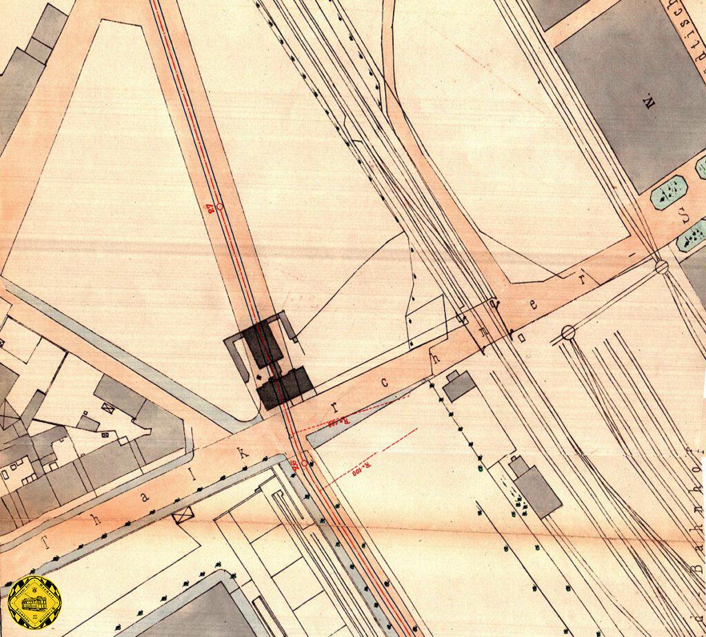 Die Thalkirchnerstraße ist hier noch deutlich mit einer Schranke verzeichnet. Unterhalb der Schrankenanlage sieht man den seit 1871 bestehenden Bahnhof Thalkirchen, ab 1876 der Südbahnhof.