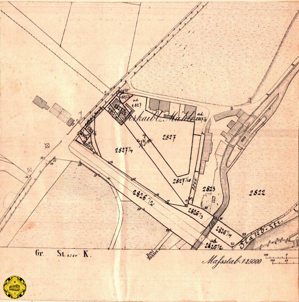 Im Katasterplan vom April 1891, der zur Planung der Pferdebahnstrecke zum Isartalbahnhof herangezogen wurde, ist die Dreimühlenstraße noch gar nicht bis zur Bahnstrecke geführt und hatte auch keinen Bahnübergang. Einzig die Staubstraße und der Große Mühlbach wurde als Projekt VIII unter der Bahnstrecke durchgeführt und der Dreimühlenbach als Projekt VII.