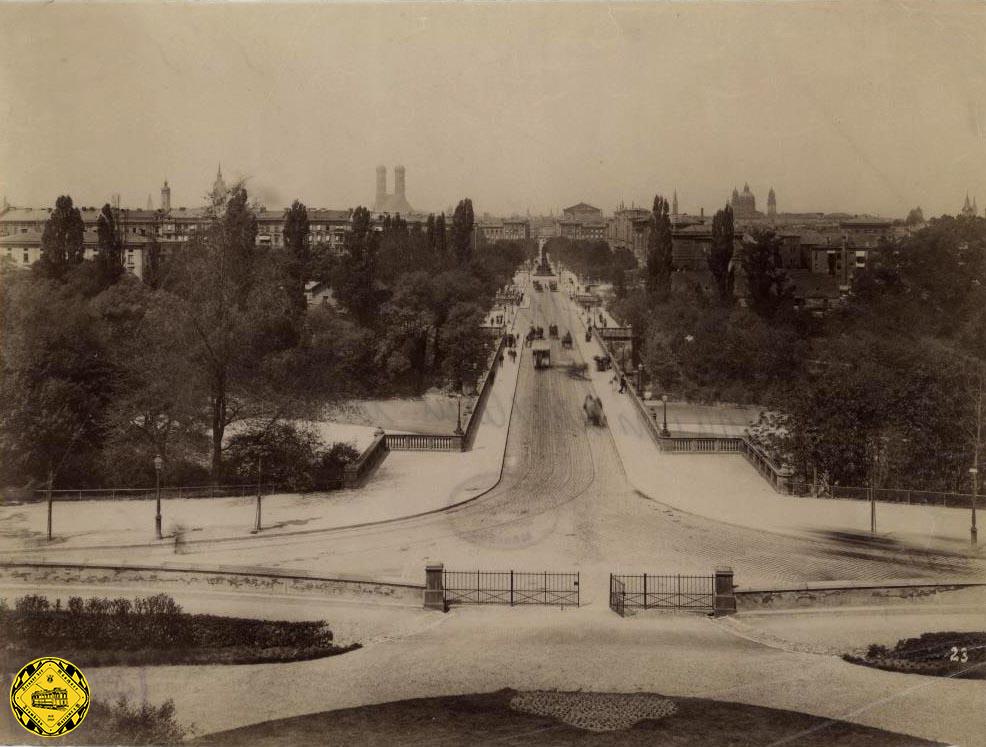 Im Jahr 1892 kommt die Pferdebahn über die Maximiliansbrücke, die damals noch schmäler war.
