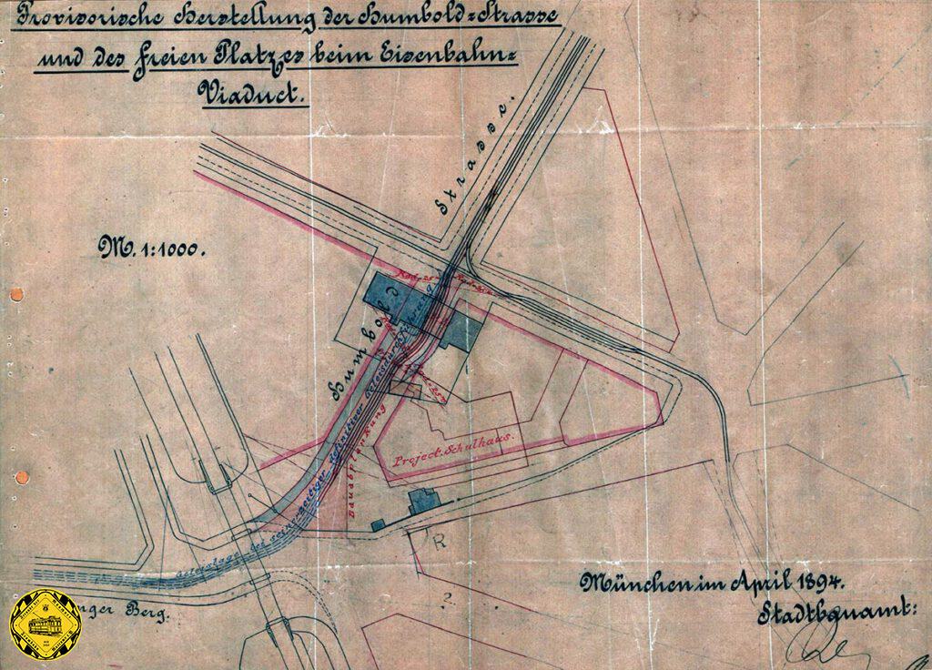 Eine die Trambahnstrecke vom Hauptbahnhof bis zum Ostfriedhof zu verlängern, musste man erst eine Trasse finden. Die Humboldstraße gab es noch nicht und die provisorische Wittelsbacherbrücke war der 1871 nach dem Bau der Braunauer Brücke wiederverwendete Baustellen-Hilfssteg. Dass am späteren Kolumbusplatz eine Brücke war, ist dem Auer Mühlbach zu verdanken, der hier von der Bahn überquert wurde. Um die Humboldstraße bauen zu können, mussten umfangreihe Grundstücksankäufe durch die Stadt getätigt werden. Außerdem stand das alte Schulhaus frontal im Weg. Es wurde abgerissen und neu nebenan aufgebaut.