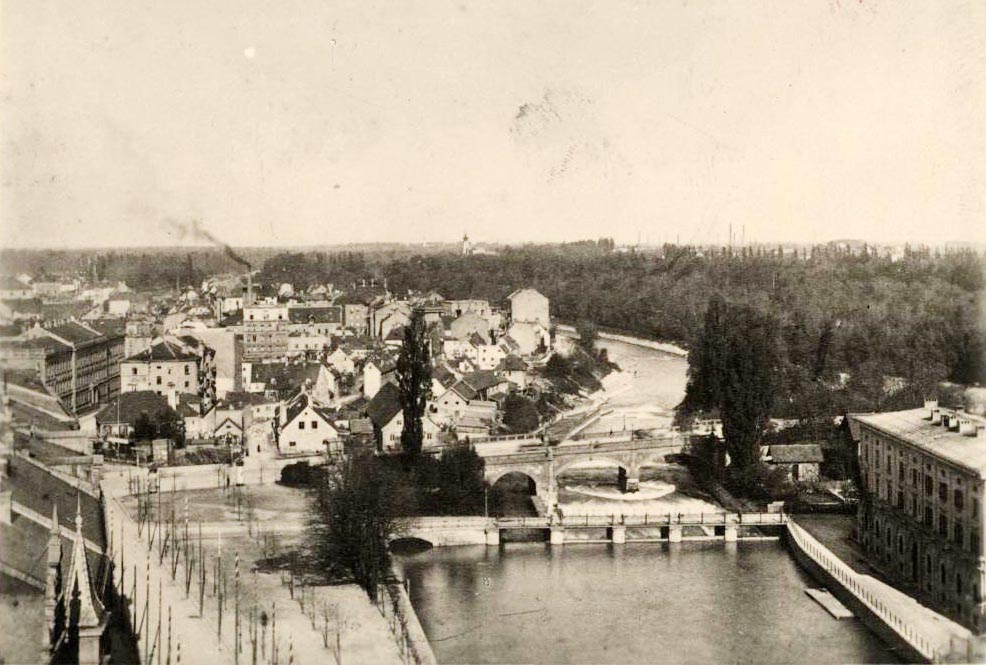 Von dem gerade neu gebauten Turm der Lukaskirche am Mariannenplatz aus nördlich gesehen die Maximiliansbrücke im Jahr 1894.