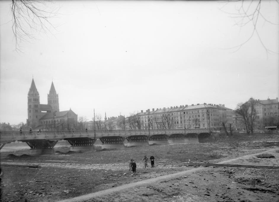 Blick auf die Reichenbachbrücke im Jahr 1900 mit der gerade fertiggestellten St. Maximilians Kirche