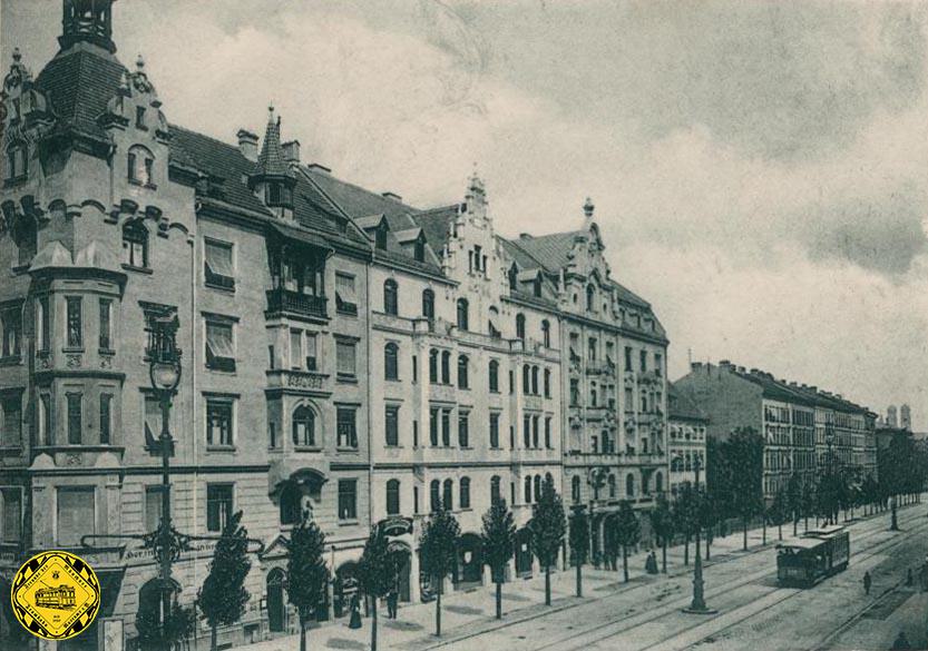 Betrieb in der Lindwurmstraße im Jahr 1901. die typische Kombination dieser Tage mit einem A-Wagen und einem Pferdebahn-Sommerwagen als Beiwagen. Die Pferdebahn wurde im Jahr zuvor aufgelassen und die Wagen fanden hier eine Weiterverwendung.