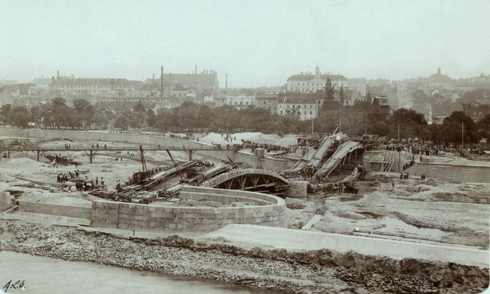  Am 26. August 1902 brach während der Bauarbeiten der östliche der beiden kleineren Bögen kurz vor seiner Fertigstellung zusammen. 