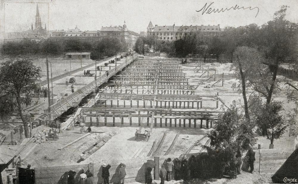 Die Ausgangslage am 3.Juni 1902: die Verschiebung der hölzernen alten  Reichenbachbrücke ist soweit vorbereitet. Die Schaulustigen drängen sich an den Bauzäunen.