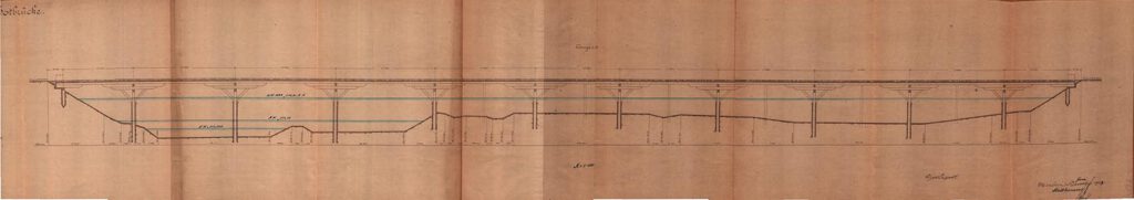 Im Juni 1903  begann man mit dem Bau einer Notbrücke, um die Stahlkonstruktion durch eine Steinerne Version zu ersetzen. Aber das war nicht irgendeine Notbrücke, das war die alte Reichenbachbrücke, hier verwendet als Notbrücke für den Neubau der Wittelsbacherbrücke. Auf ihr lagen auch schon Schienen von der Zeit als Reichenbachbrücke. Zeitungsausschnitt vom 15.10.1903.