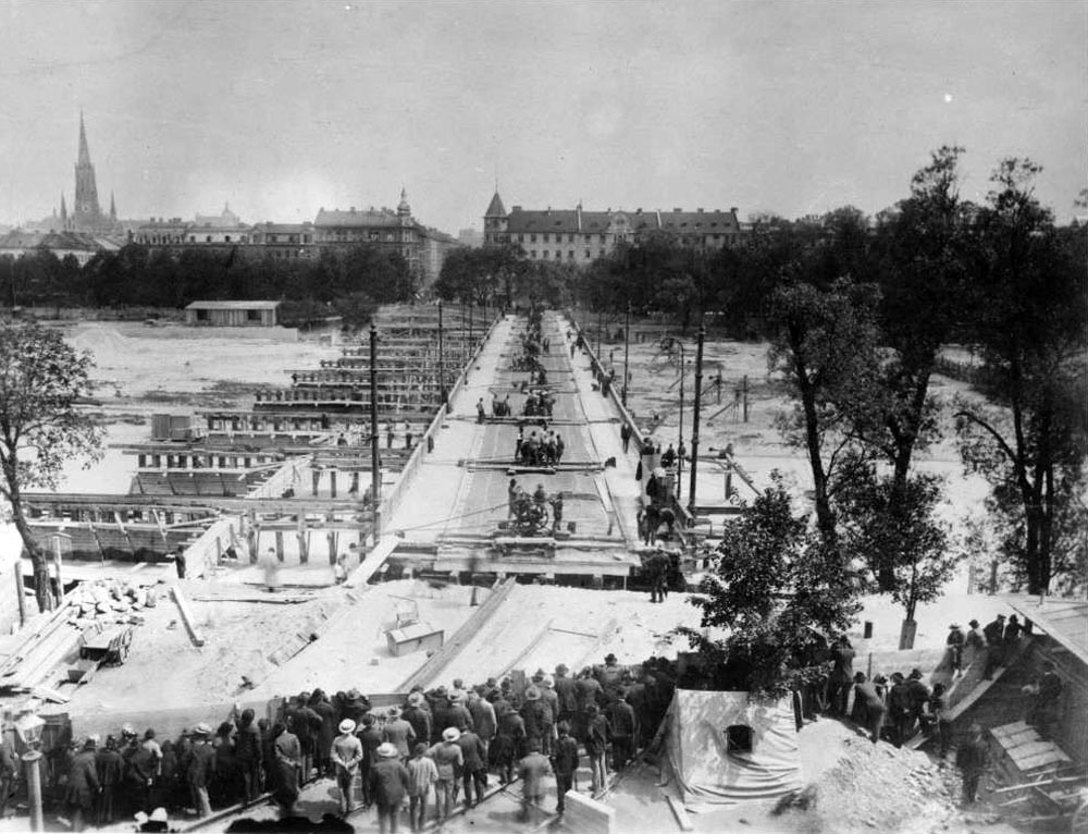 Es dauerte genau 24 Stunden und am Mittwoch, den 4.Juni 1902 war die Brücke genau 25m verschoben, - genügend Platz, um die neue steinerne Reichenbachbrücke zu bauen.