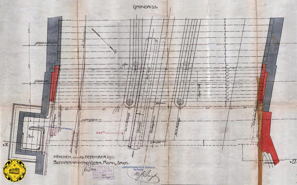 Das Jahr 1910 bringt nochmal Veränderungen an der Unterführung der Lindwurmstraße unter der Staatsbahn. Diesmal will die Staatsbahn die Gleise auf der Brücke durch ein 6.Gleis nördlich zusätzliche ergänzen. Dazu müssen die Stützmauern erweitert werden. Dabei plant man auch gleich ein Pissoir ein, das sich im nord-östlichen Bereich befindet. Hier ist zum ersten mal das inzwischen unter Denkmalschutz stehende Geländer an der Lindwurm-Unterführung gezeichnet.