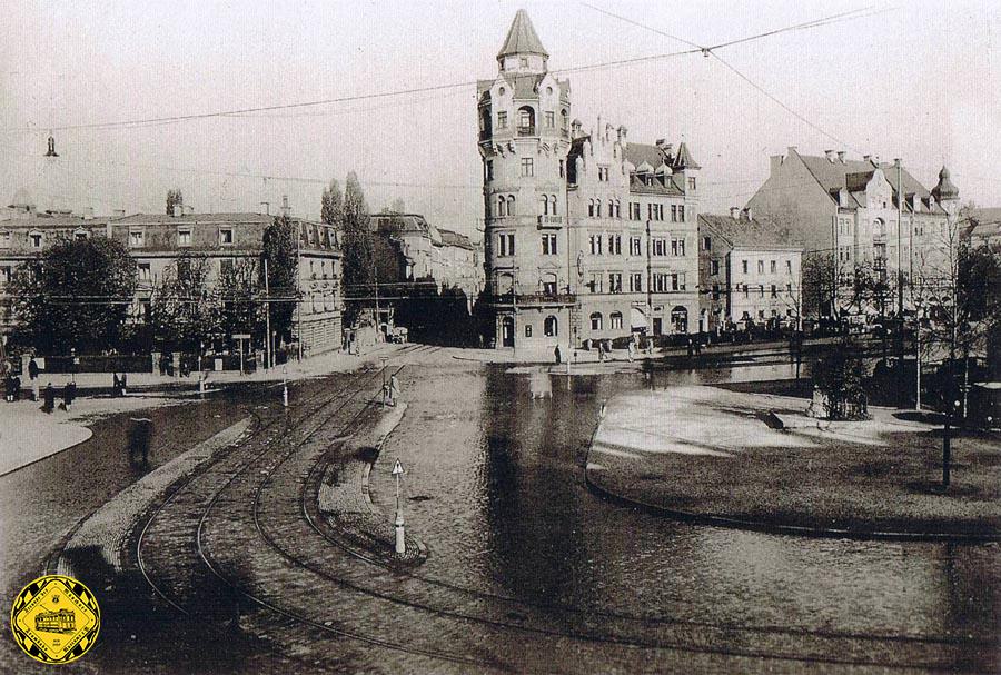 Blick auf den Rotkreuzplatz Richtung Leonrodstraße mit dem prächtigen burgähnlichen Gebäude der Apotheke.