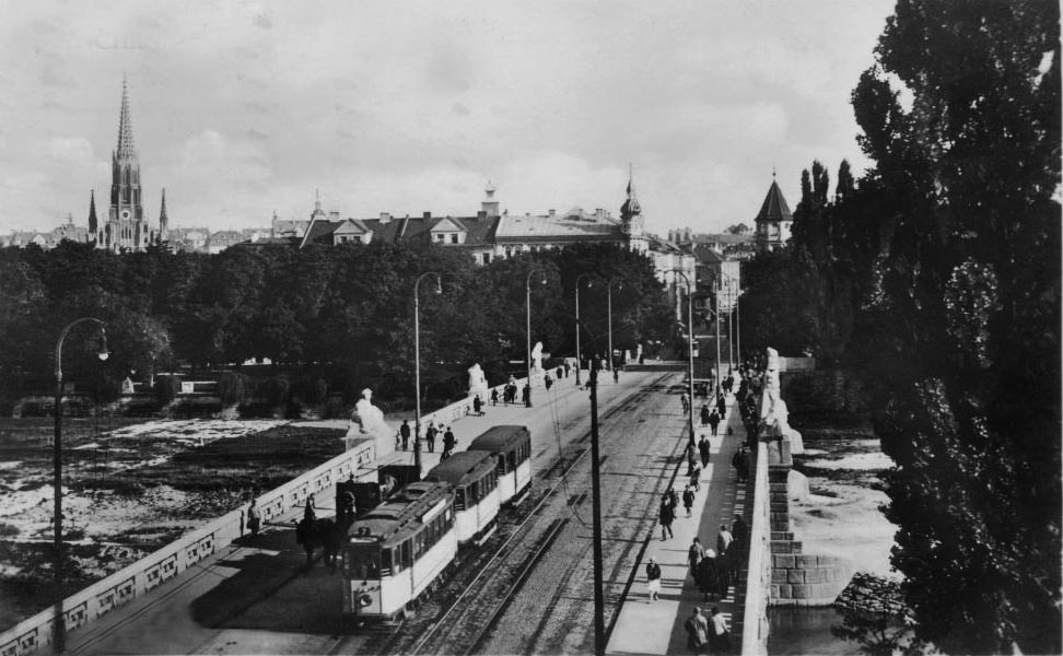 Unser Bild kommt aus dem Jahr 1929 und zeigt die Reichenbachbrücke in Betrieb mit einem Triebwagen Richtung Innenstadt.